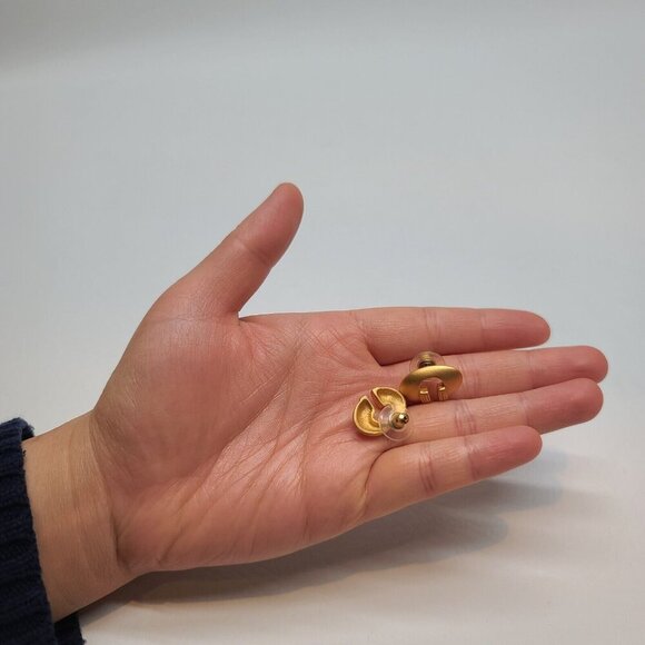 Vintage open oval textured gold tone stud earrings ethnic folk totem, American - Picture 6 of 7